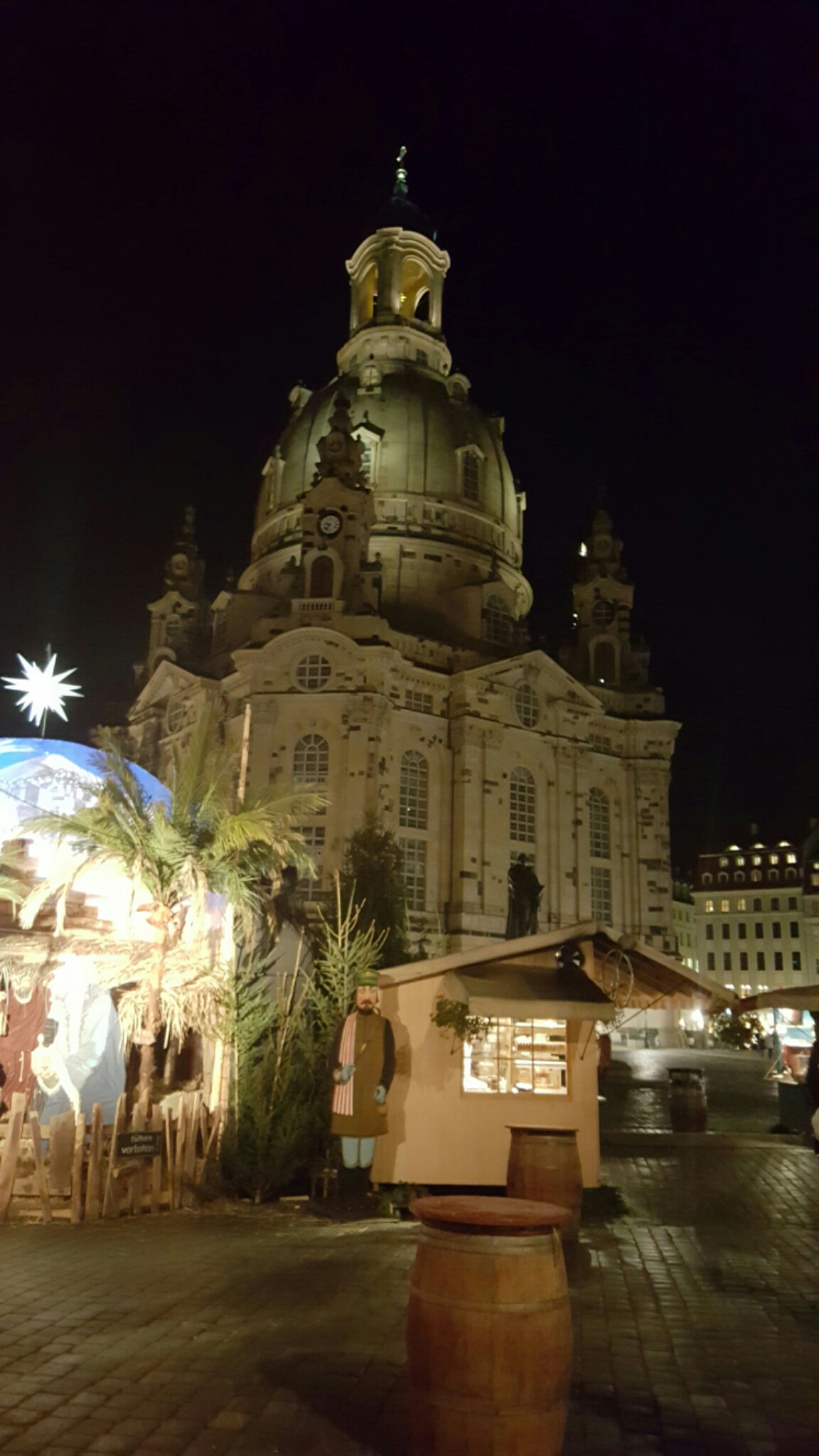 Weihnachtsmarkt vor der Dresdner Frauenkirche